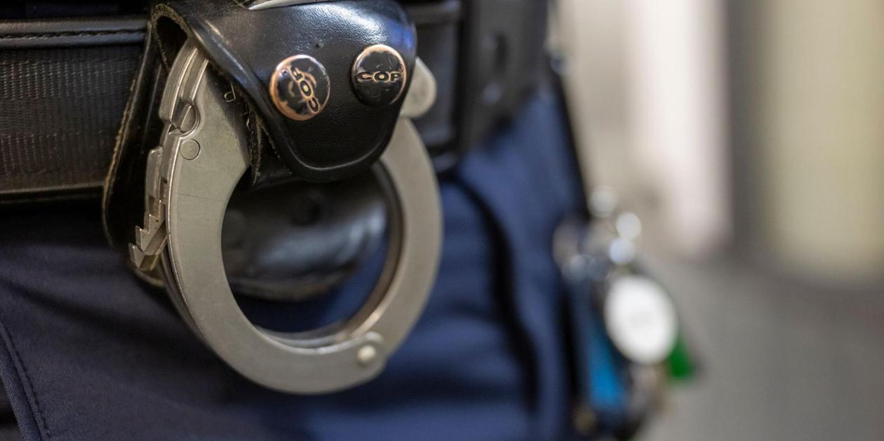 Messerangriff an Wohnungstür – 42-Jähriger schwer verletzt: Brutaler Vorfall in Mehrfamilienhaus