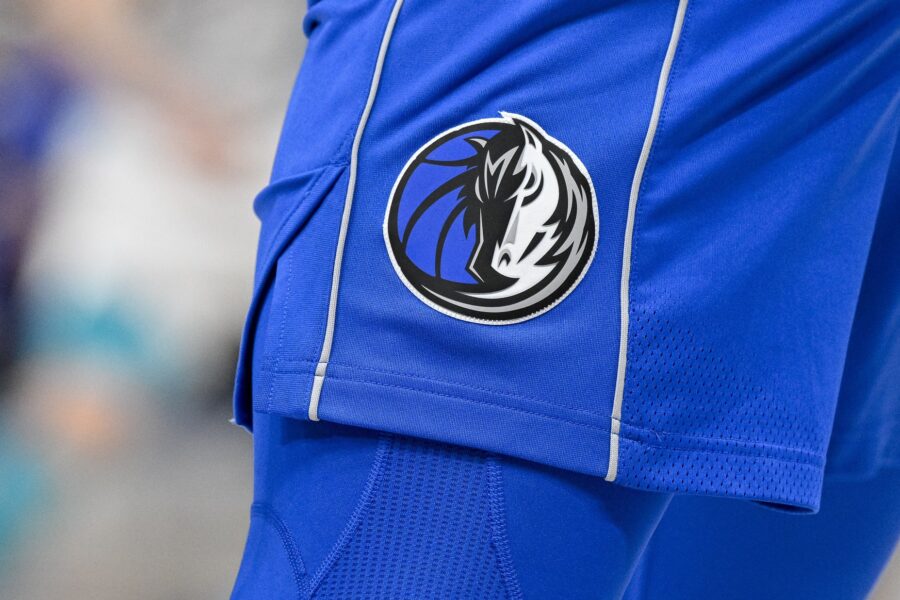 Mavs Notes: De Larrea, Irving, Depth Chart, Preseason
