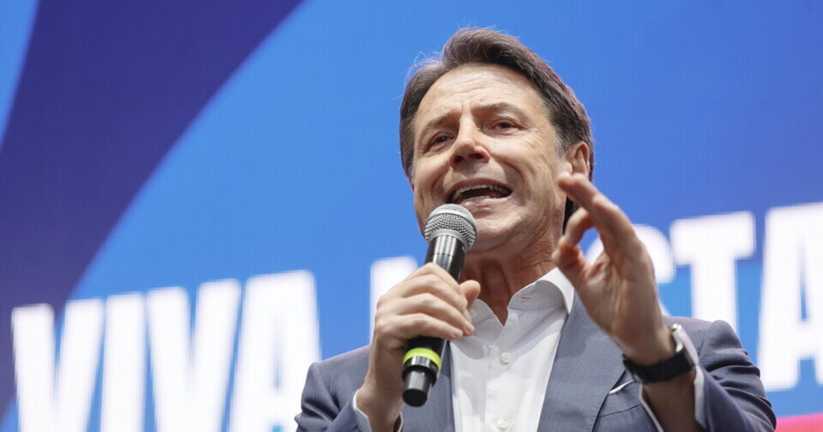 La piazza per Ranucci diventa la scena del nuovo Conte, leader del centrosinistra. Mistero Schlein