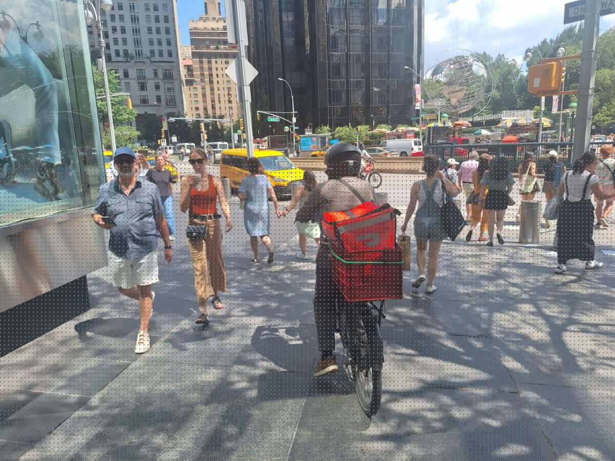 Aceras bajo asedio: activistas y peatones reclaman que NYC perdió el control ante las bicicletas y scooters eléctricos