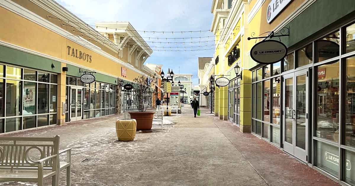 People Drive From All Over Kentucky To Hunt For Treasures At This Massive Outlet Mall