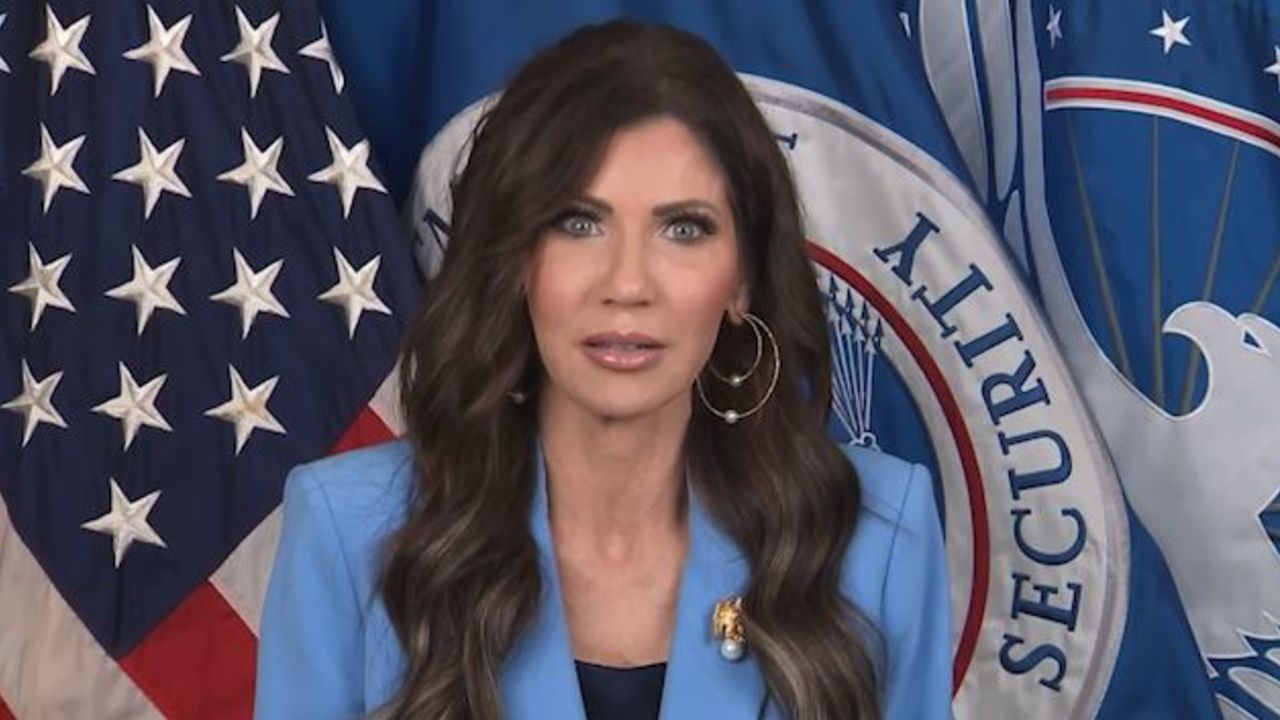 EEUU: Legisladores piden salida de Secretaria de Seguridad Nacional Kristi Noem por asesinatos del ICE en Mineápolis