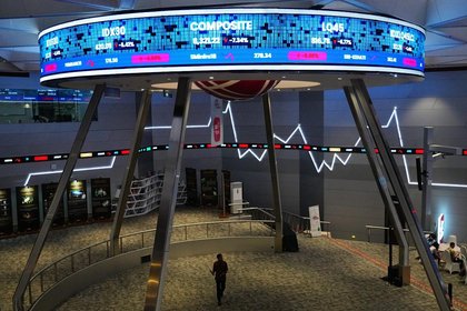 Asian shares mostly fall and gold jumps more than 4% after the Fed keeps rates unchanged