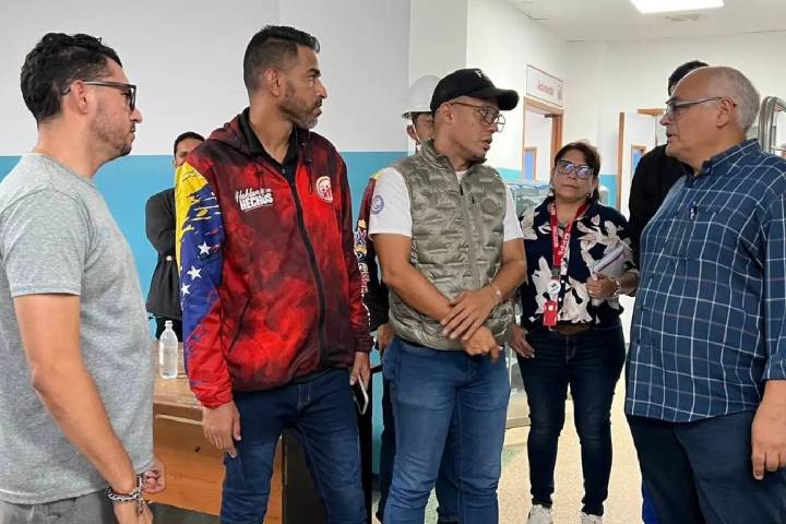 Autoridades inspeccionan obras de rehabilitación del Hospital Vargas de La Guaira