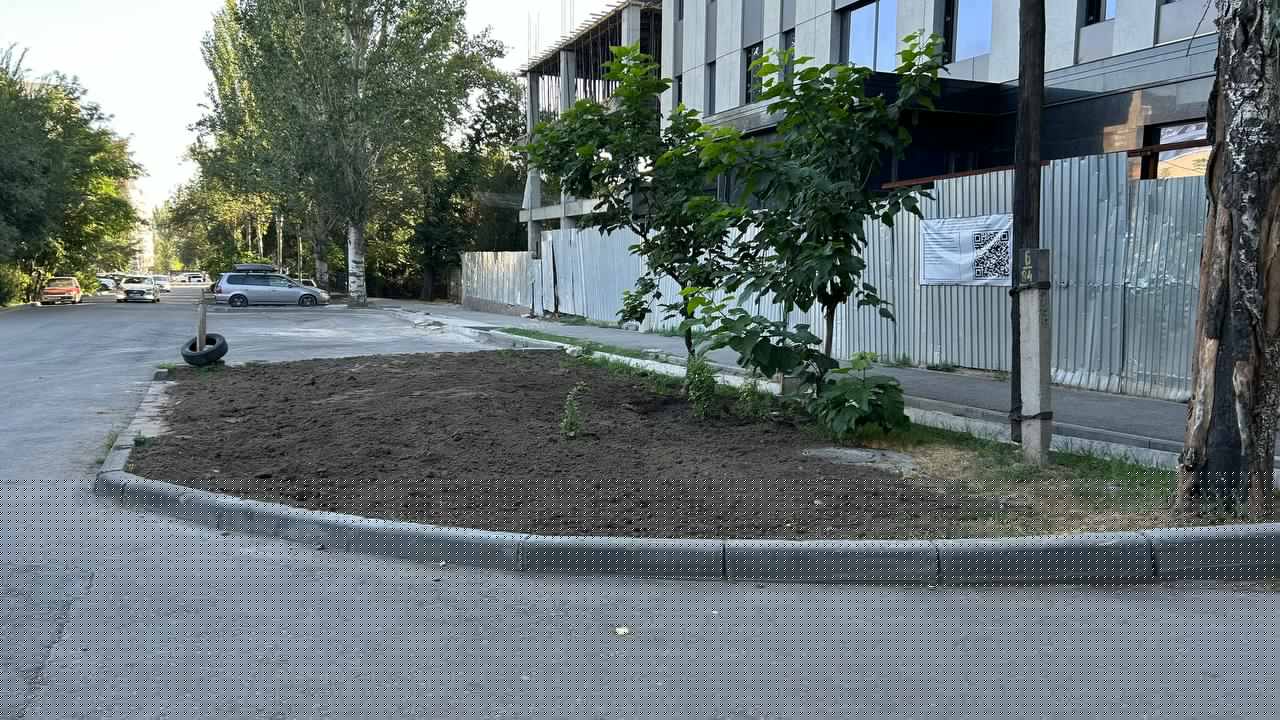 В&nbsp;Бишкеке убитый стройкомпанией газон попыталась восстановить мэрия