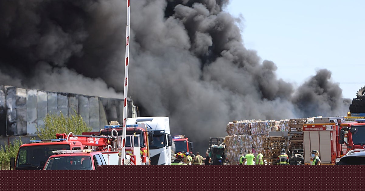 El incendio de una planta de tratamiento de residuos en Roales del Pan (Zamora) activa la alerta por humo tóxico