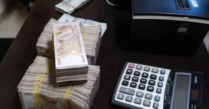 Cash crunch chaos: Syrians endure banking hell to withdraw just a few pounds