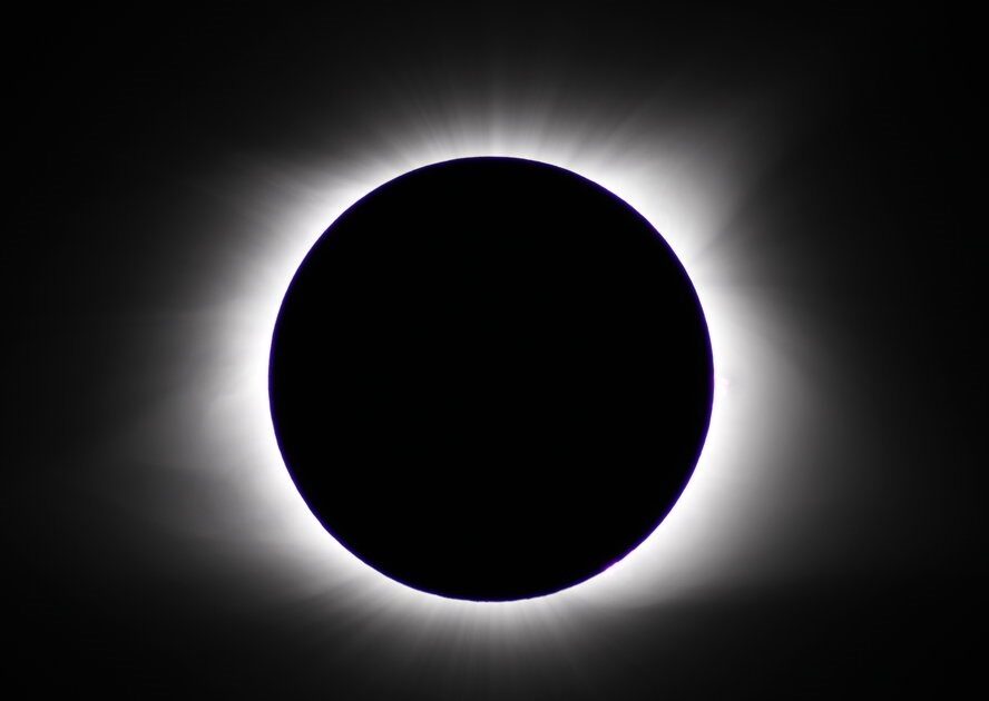 Com fotografiar l’eclipsi sense fer malbé la càmera (ni danyar-nos la vista)