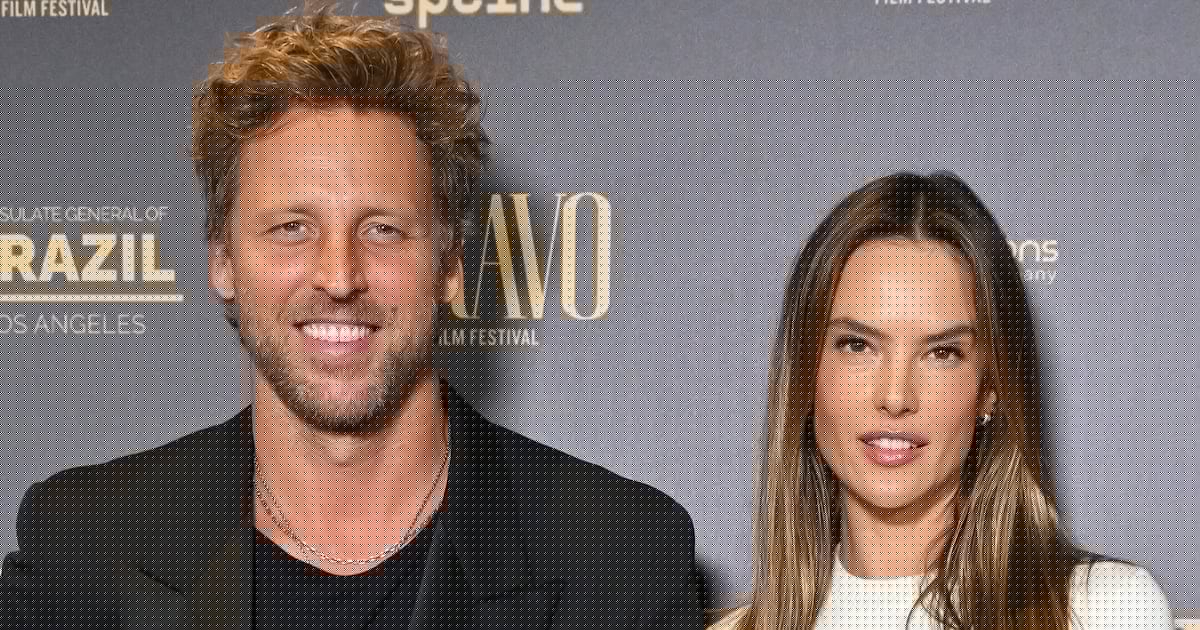 Victoria’s Secret Angel Engaged to Australian Boyfriend