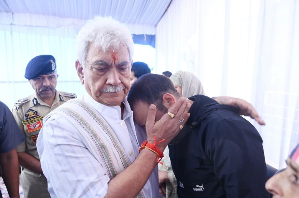 LG Sinha visits Budgam, meets family of Head Constable Ashiq Hussain Qureshi