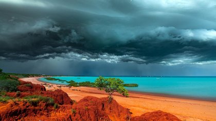 Broome businesses turn to locals to weather wet-season slowdown