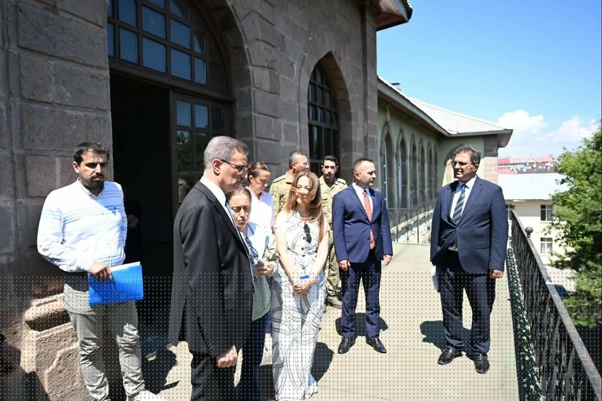 Vali Baruş, Erzurum Lisesi'ne devredilen tarihi askeri hastane binasında incelemelerde bulundu