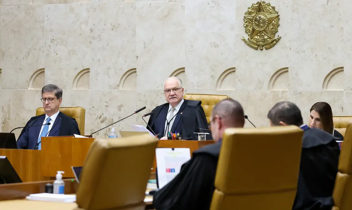 Revisão de penas de golpistas pelo STF serve a uma estratégia maior da extrema direita, avalia advogado