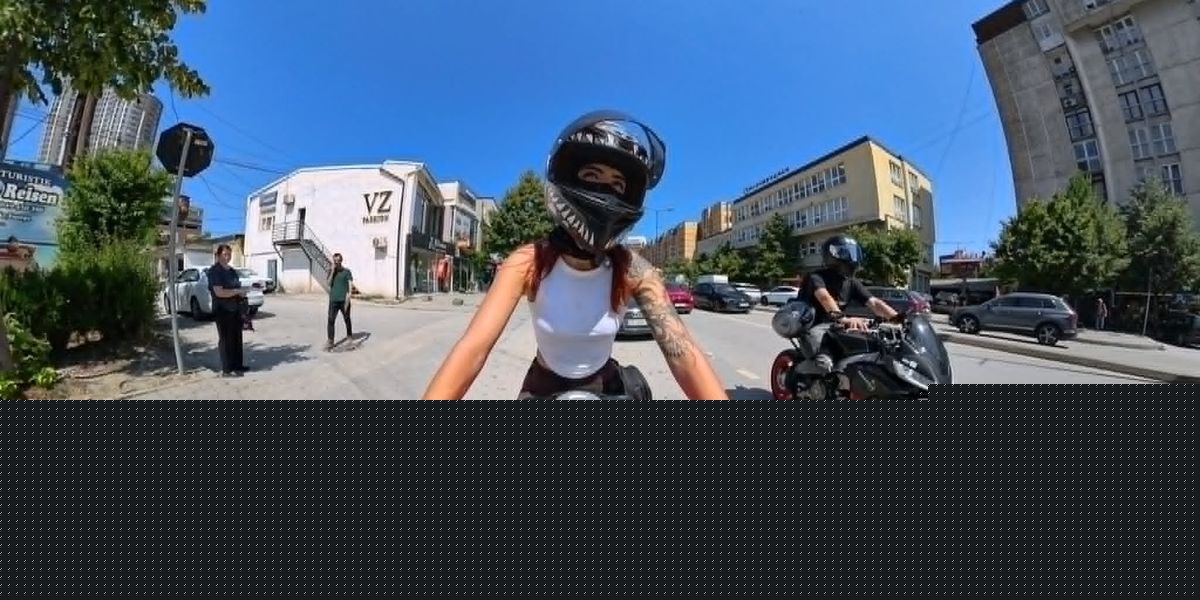 Auto Mita surprizon qytetarët, i dërgon me motor në destinacionin e tyre