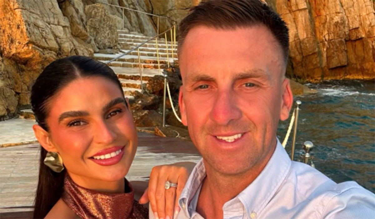 It's a... Lynn Kelly and Robert Barr surprise family with gender reveal