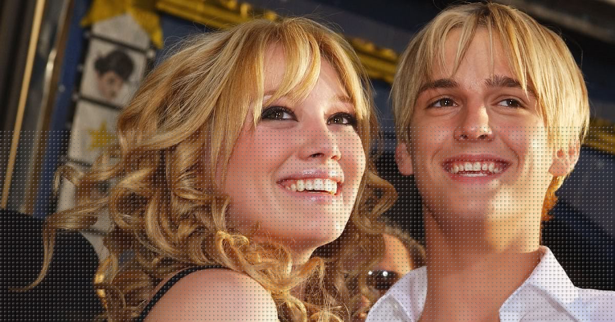 Hilary Duff Pays Tribute To Aaron Carter On Tour
