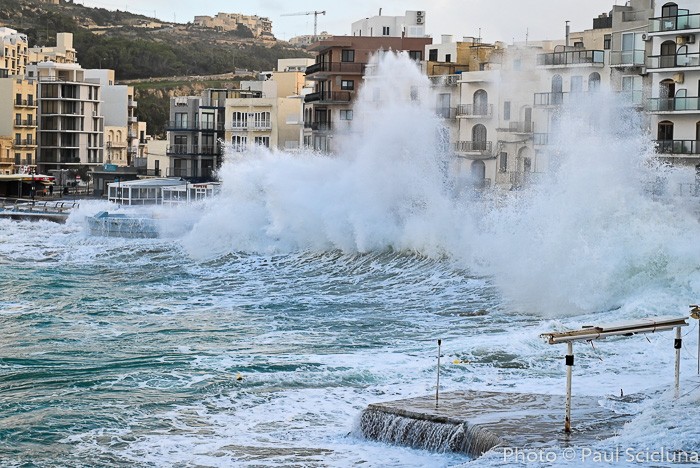 Mewġ għoli f’Marsalforn jibqa’ dieħel fl-istabbilimenti tal-faċċata