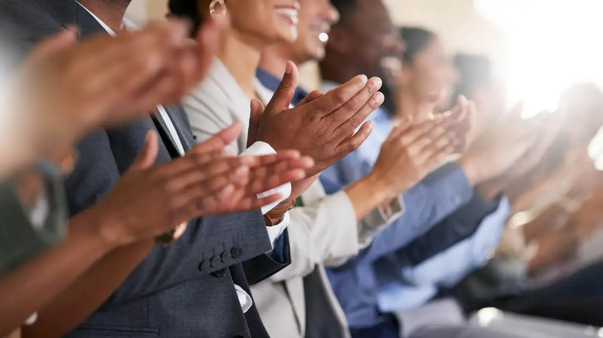The trend for rounds of applause in synagogue makes regulars like me clappy-unhappy