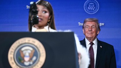 La rapper Nicki Minaj sul palco con Trump, 'sono la sua prima fan'