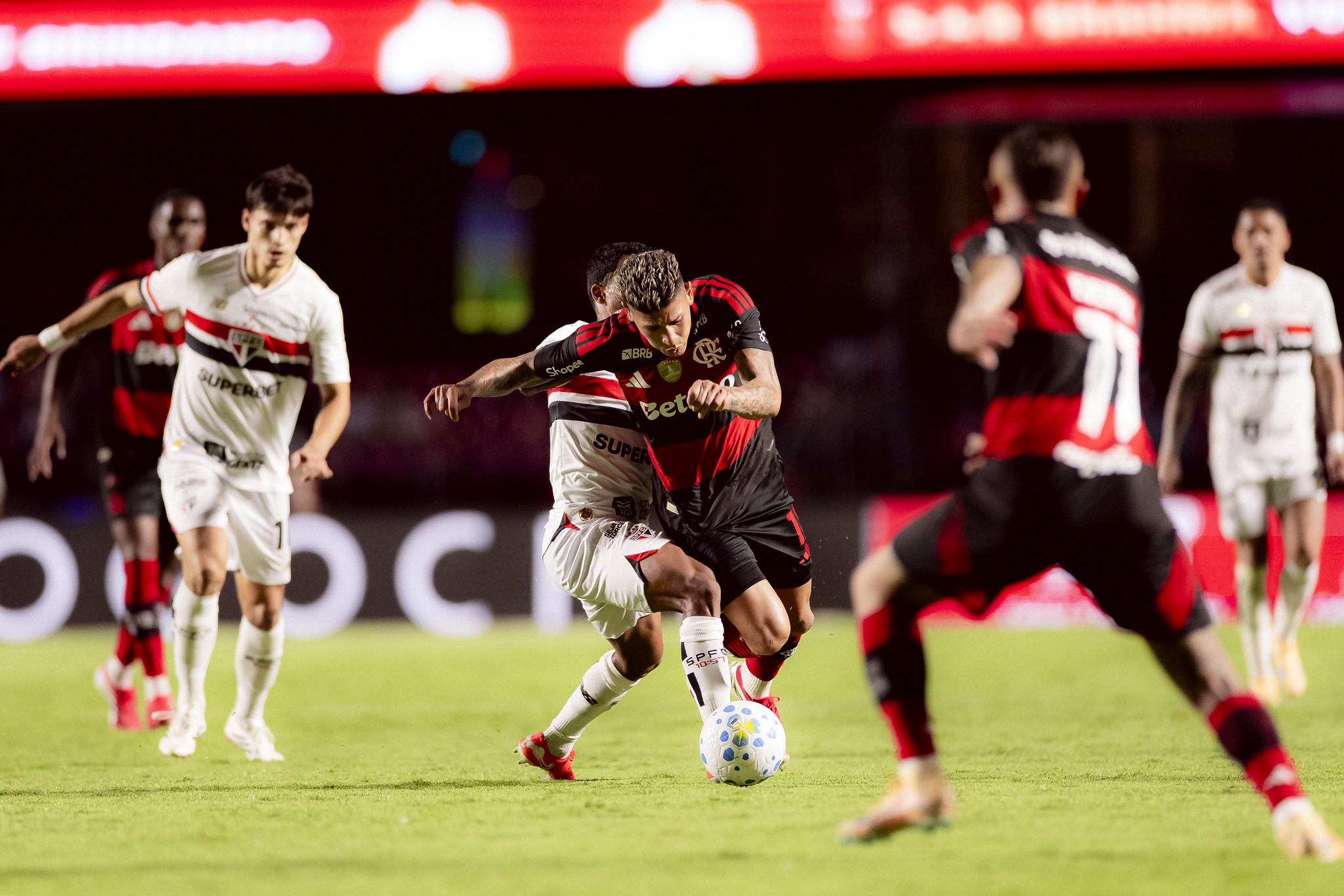 Flamengo sai na frente, mas leva a virada do São Paulo na estreia do Brasileirão