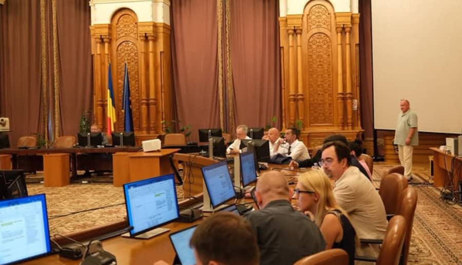Amendamentele PSD și AUR la Legea integrității, considerate neconstituționale de către PNL și USR, au fost adoptate în Comisia juridică a deputaților. E vizat Dominic Fritz