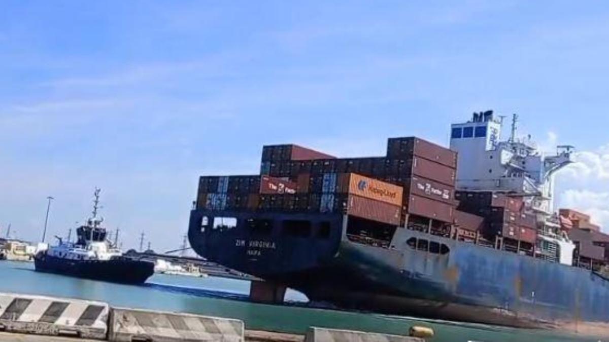 La “vittoria” dei portuali a Livorno: non scaricano la nave israeliana (che se ne va). “Se attaccano la Flotilla sarà sciopero generale”