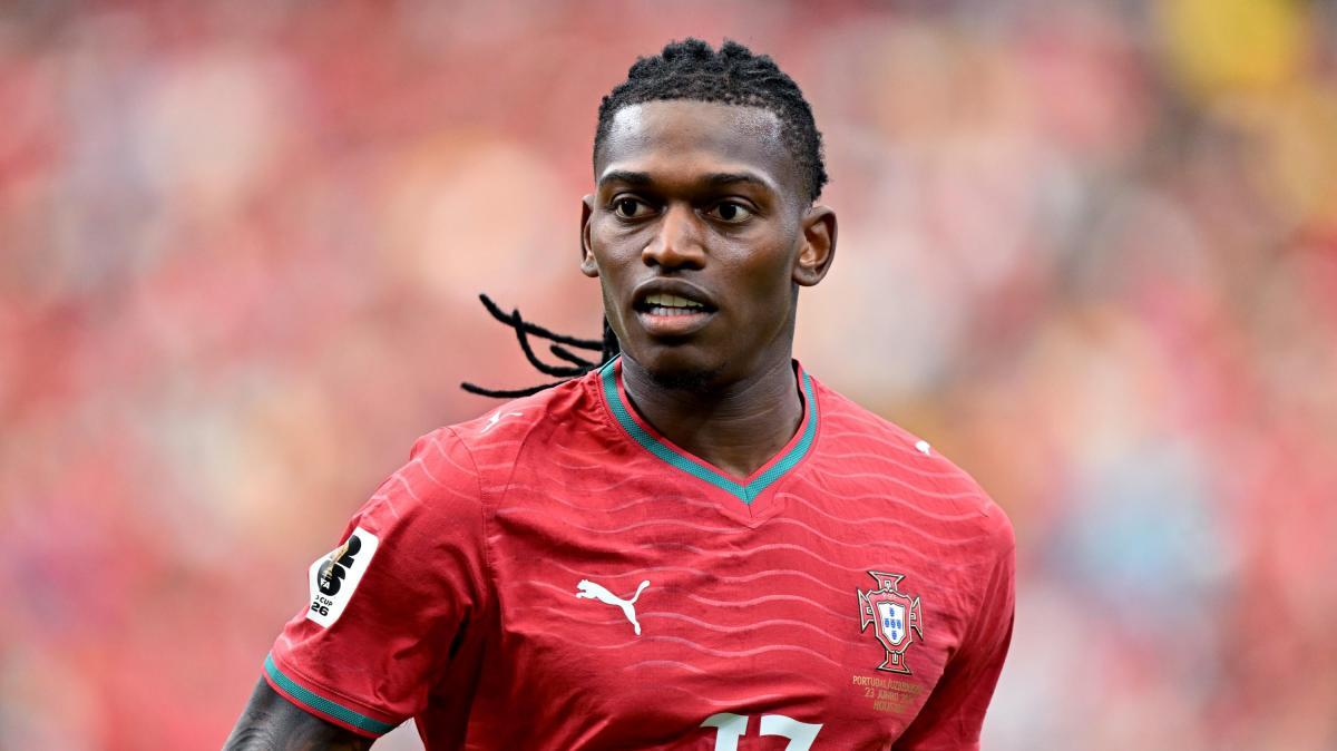 Non solo Estupinan, l'Aston Villa sonda anche Leao: servono circa 60 milioni