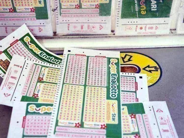 Superenalotto, numeri combinazione vincente oggi 30 luglio