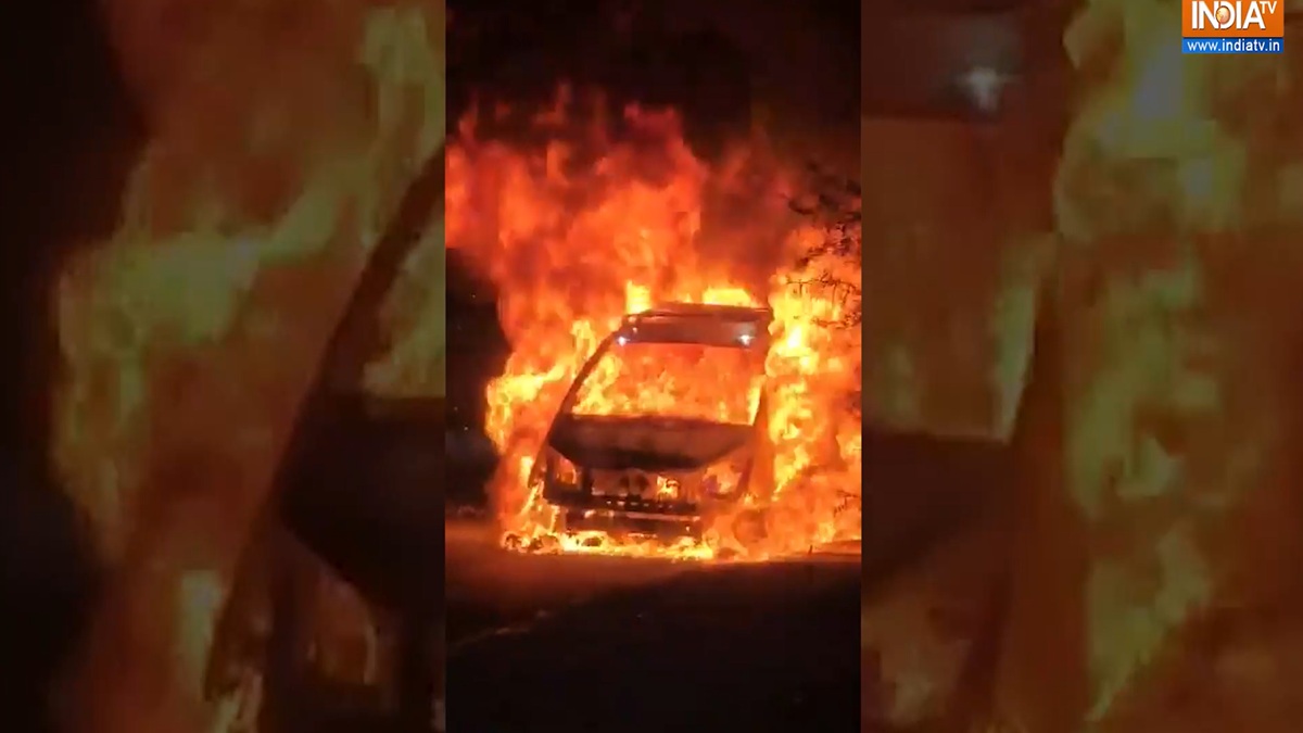 Hyderabad: Dramatic car blaze on Narsingi service road sparks panic in Ranga Reddy district | Video