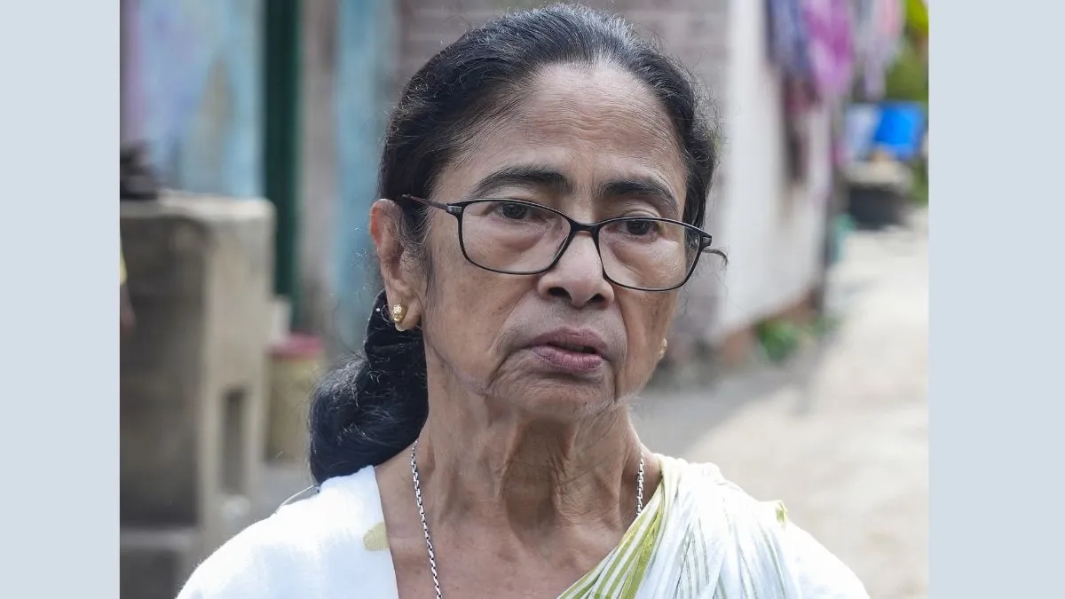 'Could have been killed': Mamata alleges car pelted with stones; protesters raise 'chor' slogan