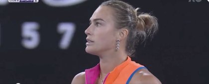 La ucraniana Elina Svitolina niega el saludo a Aryna Sabalenka tras el pase a la final del Open de Australia