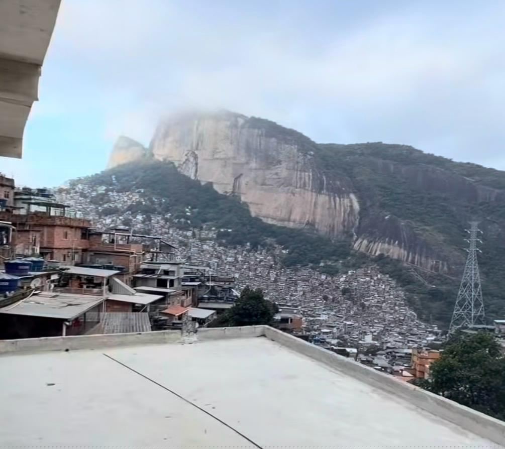 'Dá para fazer várias quitinetes': influenciador mostra laje que valeria quase R$ 1 milhão na Rocinha como 'investimento'