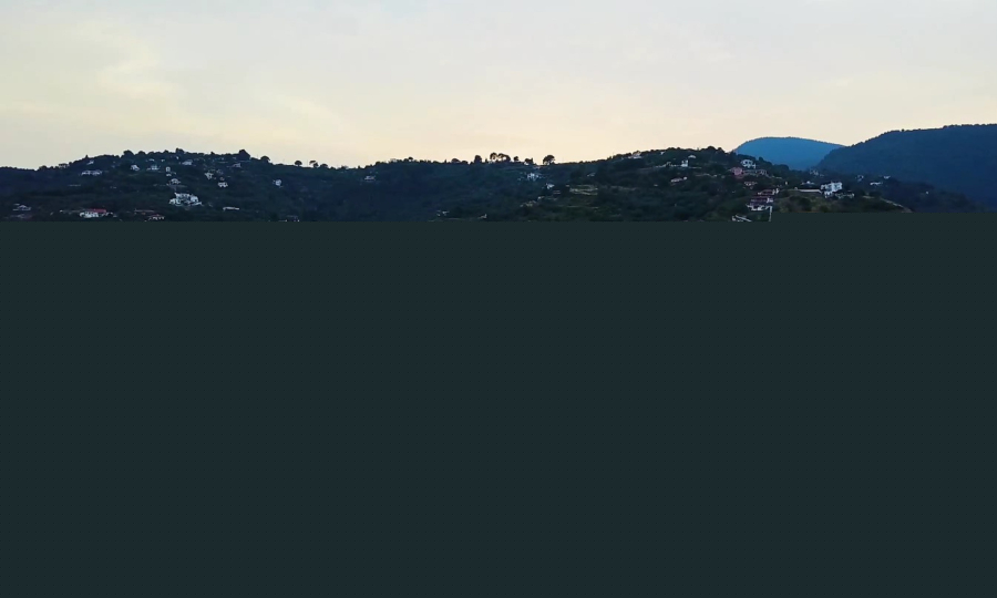 Το καταπράσινο διαμάντι των Σποράδων που πρωταγωνίστησε στο «Mamma Mia!»