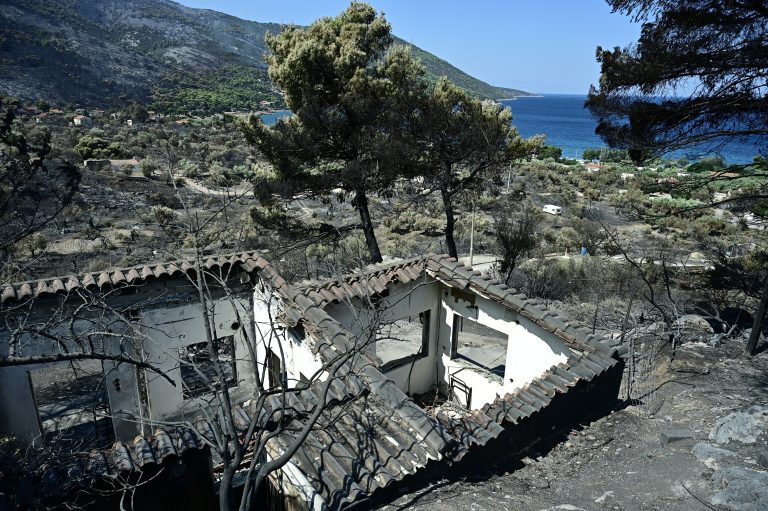 Δυτική Αττική: Αναζωπύρωση της φωτιάς στο Κανδήλι – Συνεχείς ρίψεις και ισχυρές επίγειες δυνάμεις