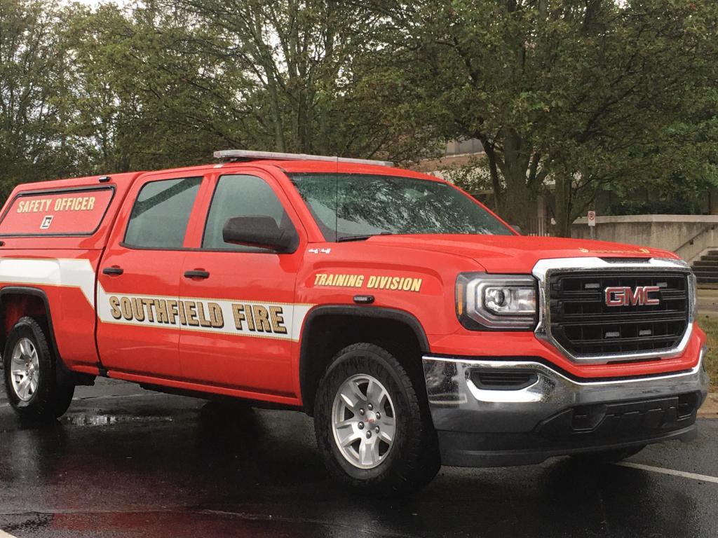 Officials: 1 dead in Southfield fire