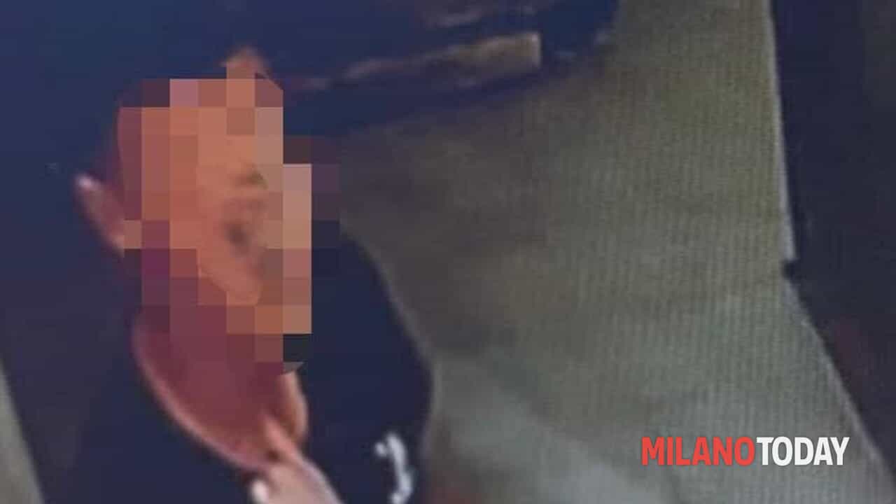 Violenza sessuale nell'androne di un condominio a Milano: ragazza mette in fuga maniaco e lo fa arrestare