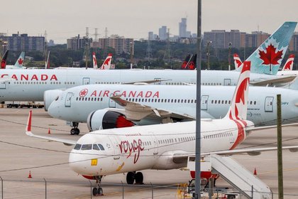 Air Canada serves free alcohol in economy as passengers balk at airline fees