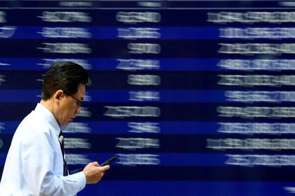 Asia tech streak takes a timeout, gold keeps climbing