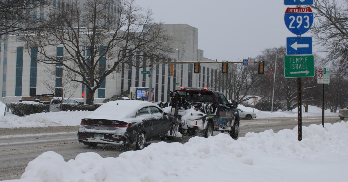 Ayotte dice que Merrimack debería opinar sobre centro de ICE. Inspecciones de autos siguen, aún.