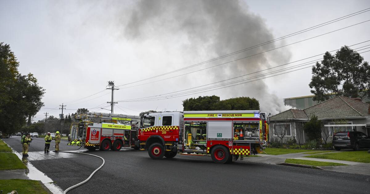 'Cracks and bangs': passing postman calls in South Albury house fire