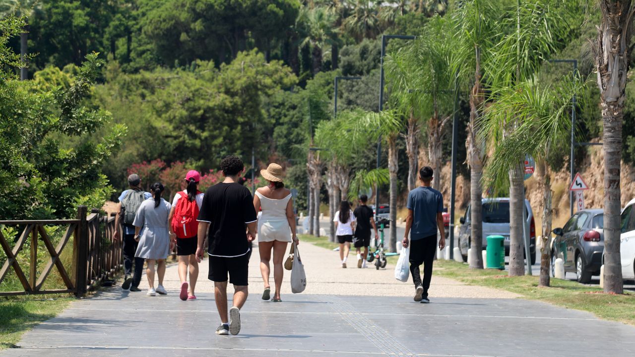 Antalya'da hissedilen sıcaklık 39 derece; tatilciler denizde serinledi
