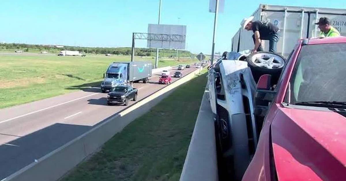 Off-duty first responders rescue trapped driver after major Fort Worth crash