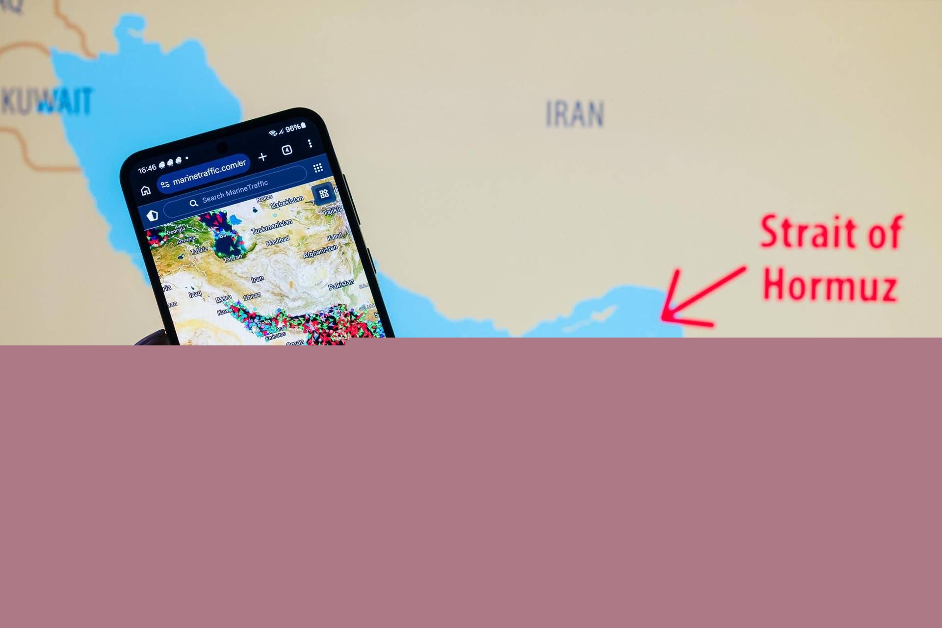 Iran, spari Usa contro petroliera che tentava di forzare il blocco. Missili Houthi sull'Arabia - Diretta
