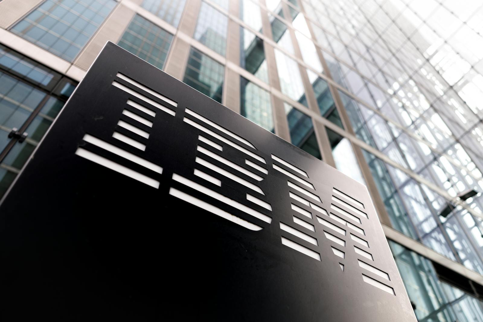 IBM beats Q4 earnings expectations, stock rises