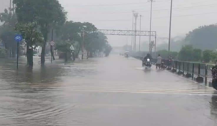 Delhi Rains Trigger Waterlogging, Traffic Chaos Across Several Areas