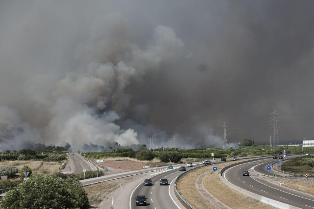 L’incendi de la Vall d’Uixó obliga a desallotjar 15.000 persones