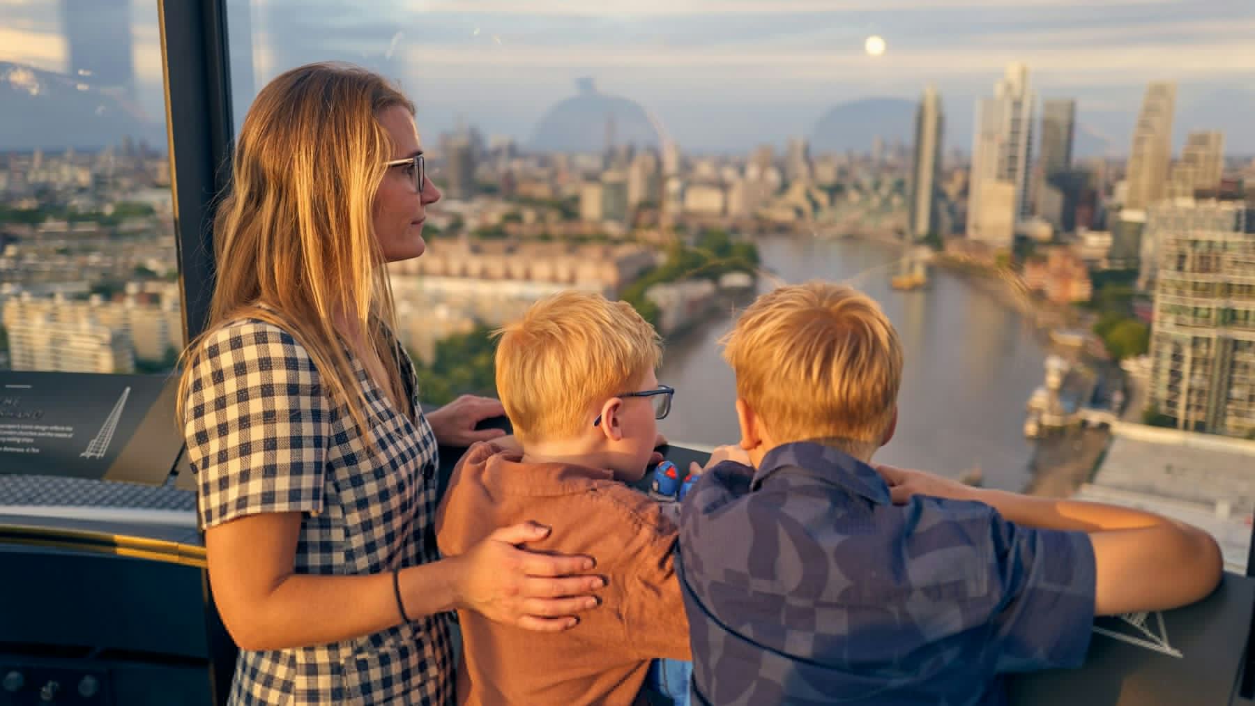 We went on a Willy Wonka style GLASS ELEVATOR for the most UNIQUE way to view the London skyline…
