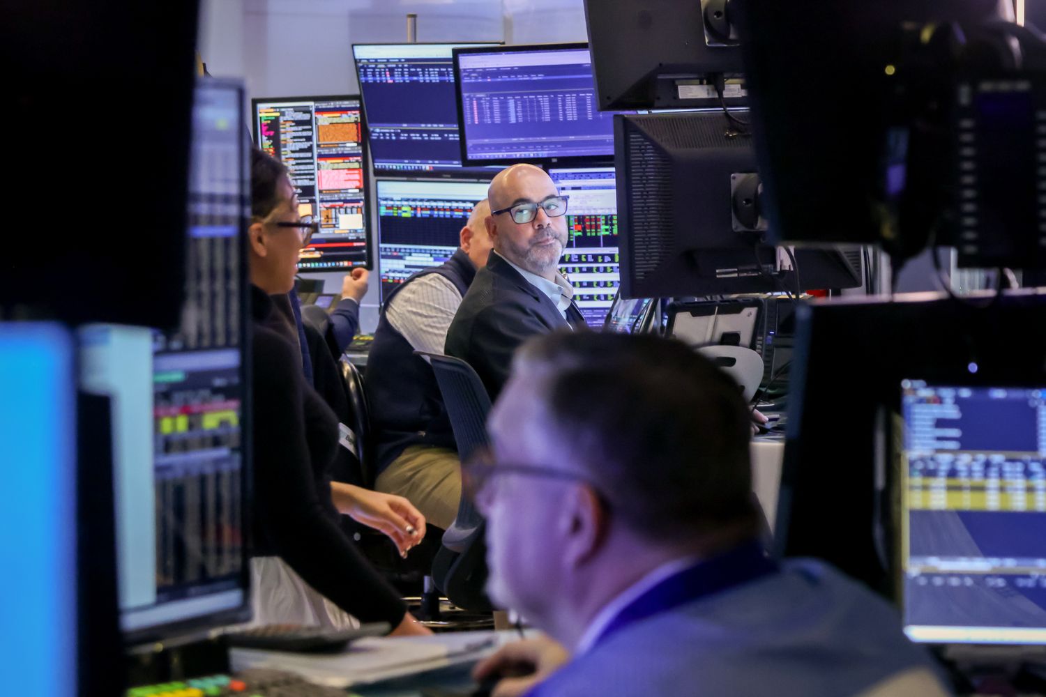 Dow Jones Today: Stock Indexes Tick Lower; Nvidia, Retail Giants to Report Results This Week