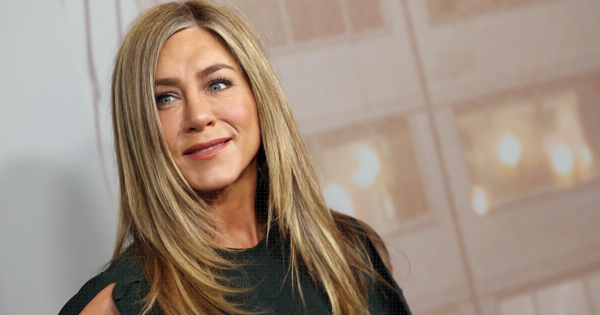 Jennifer Aniston's '90s-Inspired Weekender Tote Look Is Only $20
