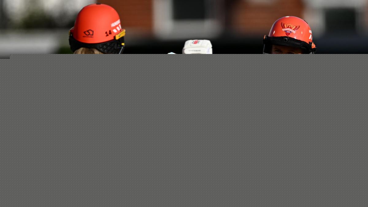 Sutherland holds nerve as Sunrisers edge past Spirit